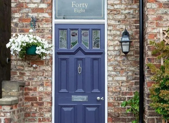 Entire Three Bed House In Wigginton,