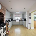 Entire Three Bed House In Wigginton, Vakantiehuis *