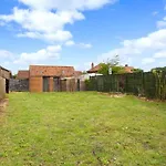 Entire Three Bed House In Wigginton, Vakantiehuis *