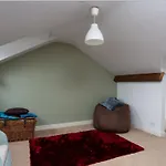 Entire Three Bed House In Wigginton, Vakantiehuis *