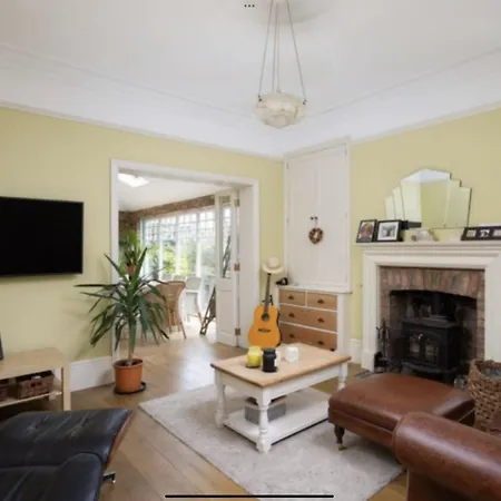 Ferienhaus Entire Three Bed House In Wigginton,