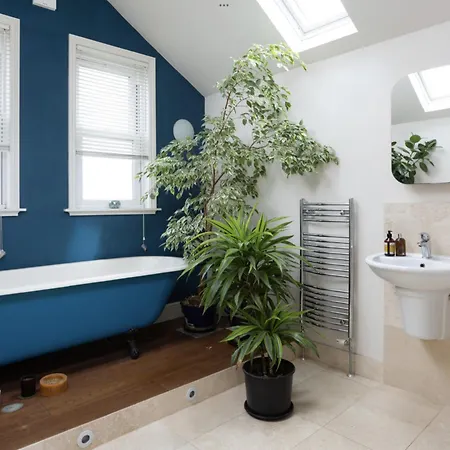 Entire Three Bed House In Wigginton, Holiday home