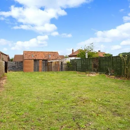 Entire Three Bed House In Wigginton, Holiday home *