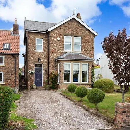 Holiday home Entire Three Bed House In Wigginton,