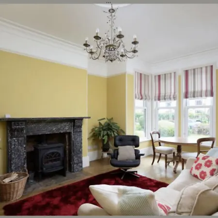 Entire Three Bed House In Wigginton, *