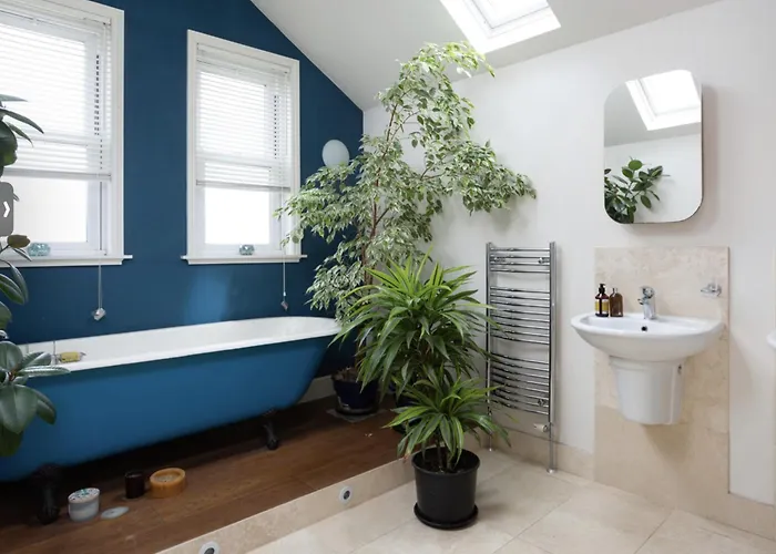 Entire Three Bed House In Wigginton, Ferienhaus