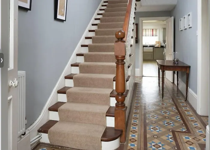 Entire Three Bed House In Wigginton, 別荘 *