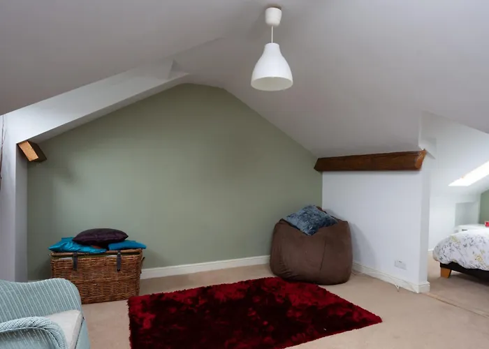 Entire Three Bed House In Wigginton, Ferienhaus *