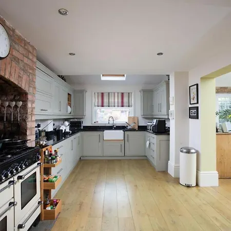 Entire Three Bed House In Wigginton, Tatil Evi *