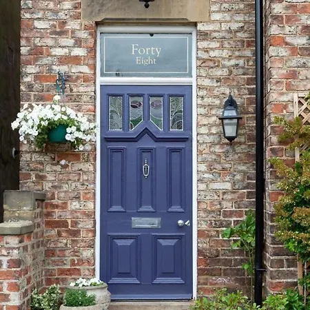 Entire Three Bed House In Wigginton,