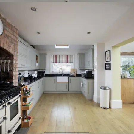 Entire Three Bed House In Wigginton, Йорк