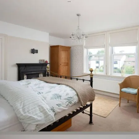 Дом отдыха Entire Three Bed House In Wigginton, *