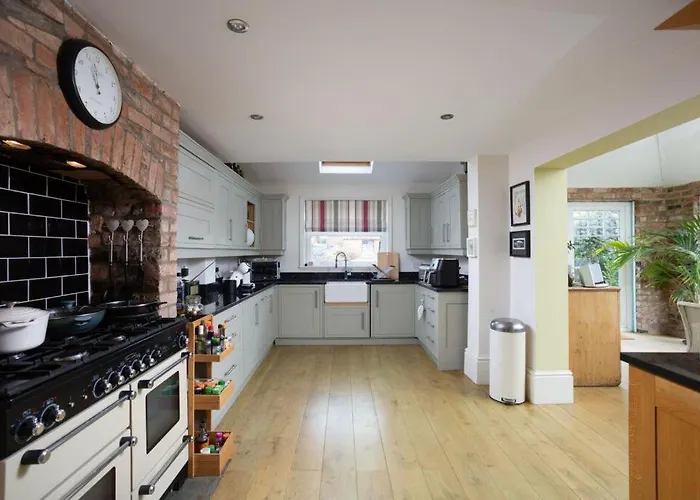 Entire Three Bed House In Wigginton, Дом отдыха *