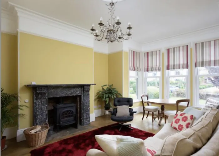 Entire Three Bed House In Wigginton, *