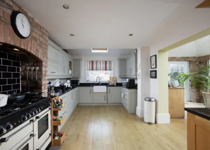 Entire Three Bed House In Wigginton, York
